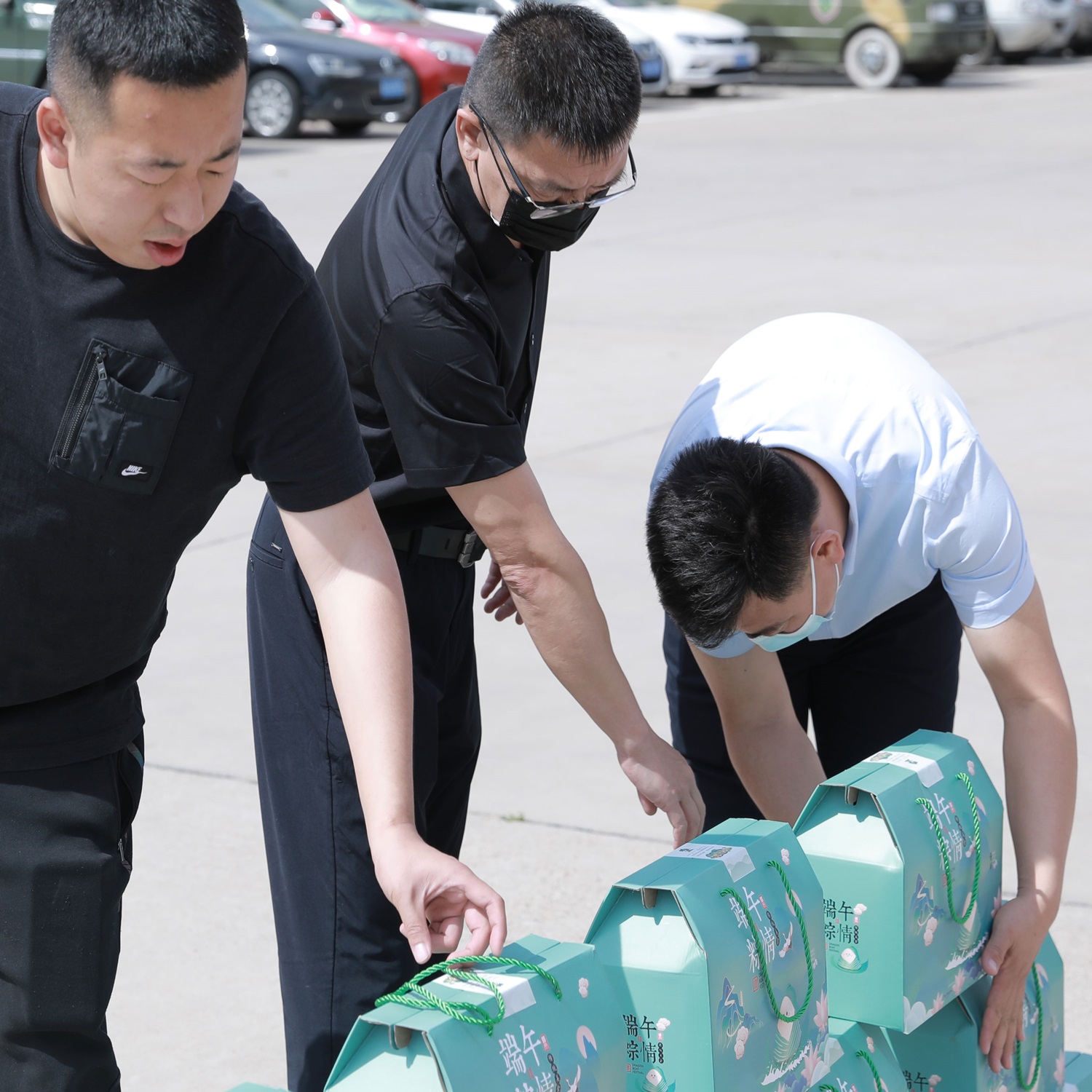 粽香飘军营 图书润兵心